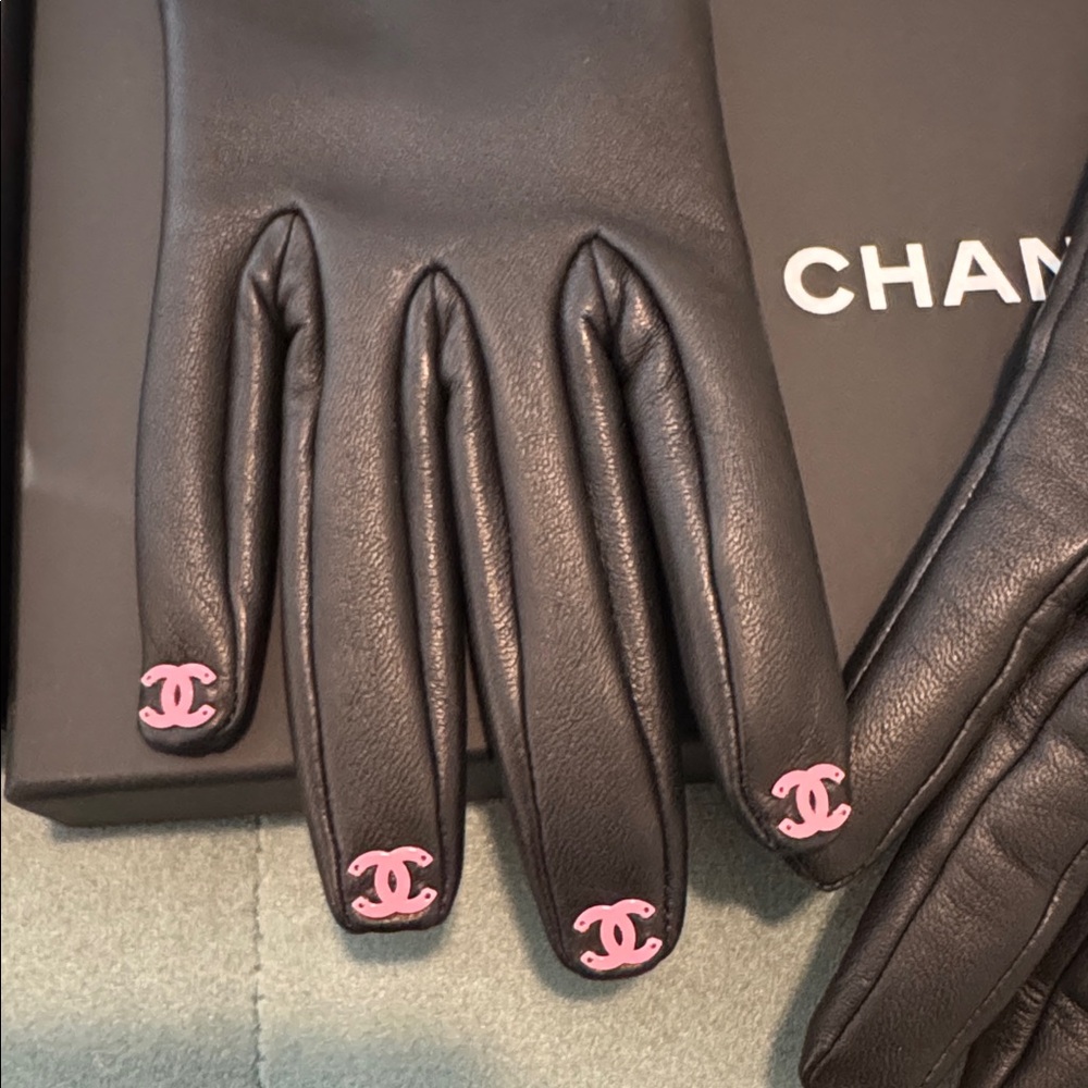 CHANEL CC Black leather Gloves with Pink Details - Picture 8 of 17